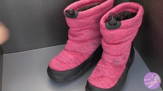 Fetyszyzm obuwniczy: Wytrysk do różowych butów zimowych.