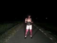 夜の田舎道でちょっとだけ露出 - Screenshot 11 of 16 - Crossdresser