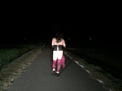 夜の田舎道でちょっとだけ露出 - Screenshot 2 of 16 - Chastity