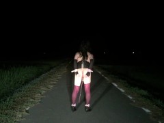 夜の田舎道でちょっとだけ露出 - Screenshot 8 of 16 - Handcuffs