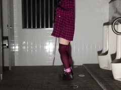 【女装】深夜に公衆便所でオナニー。 - Screenshot 1 of 16 - Handcuffs