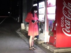 赤いコートで自販機前露出。 - Screenshot 10 of 16 - Japan