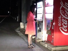 赤いコートで自販機前露出。 - Screenshot 11 of 16 - Crossdresser
