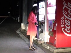 赤いコートで自販機前露出。