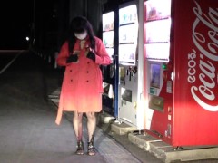 赤いコートで自販機前露出。 - Screenshot 14 of 16 - Handcuffs