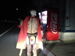 赤いコートで自販機前露出。 - Screenshot 16 of 16 - Crossdresser