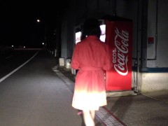赤いコートで自販機前露出。 - Screenshot 2 of 16 - Shackles