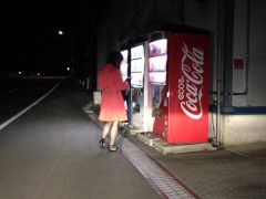 赤いコートで自販機前露出。 - Screenshot 3 of 16 - Chastity