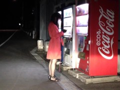 赤いコートで自販機前露出。 - Screenshot 4 of 16 - Handcuffs