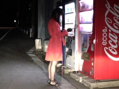 赤いコートで自販機前露出。 - Screenshot 6 of 16 - Crossdresser