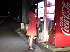 赤いコートで自販機前露出。 - Screenshot 8 of 16 - Chastity