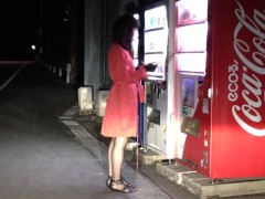 赤いコートで自販機前露出。 - Screenshot 9 of 16 - Handcuffs