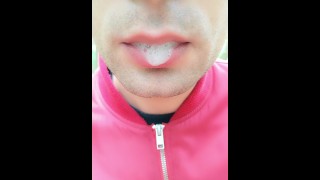Jogo de esperma espumoso nos lábios depois de ser fodido na boca ao ar livre