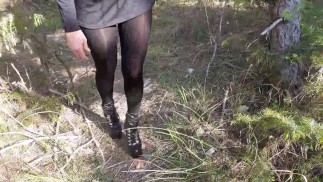 Прогулка по лесу в черном платье, колготках и ботильонах на высоком каблуке.