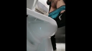 Señor se excita en baño publico