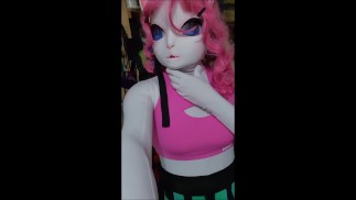 Кот Кигурми мастурбирует свой член