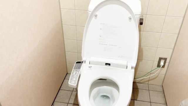 「お出かけしたらまずトイレでオナニーする！」ホームセンターのトイレでこっそりすっぽんぽんなむっちりエロい日本人女子、指オナでイクｗ ちょっぴり放尿も！　素人個人撮影