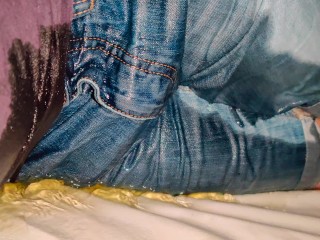 Ночное недержание мочи в джинсовых шортах (огромная лужа мочи)