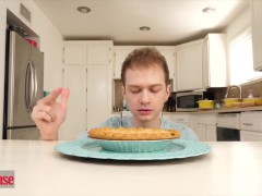Video Dog House - Paige Owens Finds Her Stepbro Alex Jett Fucking An Apple Pie & She Gets A Taste