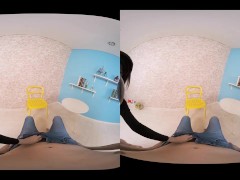 【無】[VR] アナタの股間をシゴきながら耳元で淫語を囁いてくる美痴女！加藤えま パート1 - Screenshot 8 of 16 - Porn Star