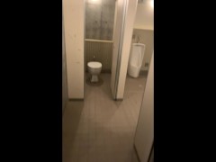公衆トイレでおしっこのついでにオナニー　外にたくさんの人がいてもしっかりドピュドピュ！ - Screenshot 1 of 16 - Japan