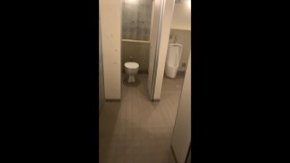 Masturbieren Beim Pinkeln Auf Einer Öffentlichen Toilette. Auch Wenn Viele Leute Draußen Sind, Mache Ich Es Immer Noch.