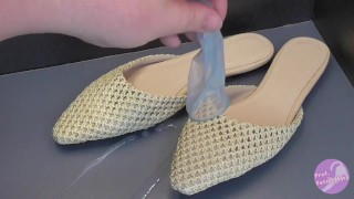 Schoen fetisjisme; klaarkomen in gevlochten sandalen.