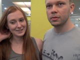 HUNT4K Nettes Mädchen anstatt zu trainieren hat Sex im Fitnessstudio mit einem reichen Jäger