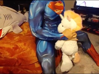Superman Trouve Une Licorne En Peluche. Véritable Orgasme Masculin