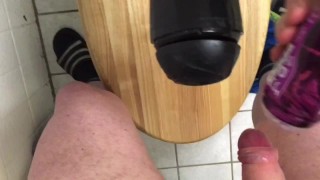 Speeltje neuken... op het toilet..