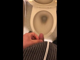 【朝の日課】短小から流れ出るおしっこ!小さい?小さくない?