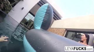Leya e Lynn fazem uma brincadeira lésbica na piscina