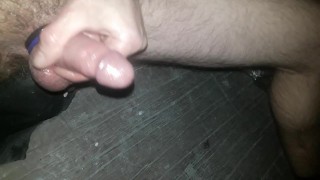 Cumming su video sexy in cui la milf sexy succhia il cazzo