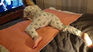 Linda Garota Preguiçosa Molha O Pijama Assistindo TV Deitada De Bruços