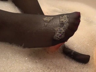 Atrapado y Masturbado En El Baño Con Piernas En Pantimedias