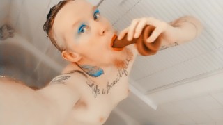 Homem trans dando joi cei câmera lenta narração batom queer boquete