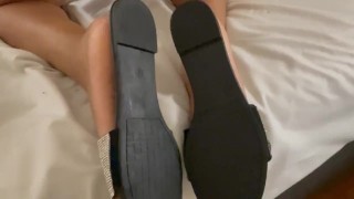 Black toont haar Ebony voeten in schoenen en kont/poesje