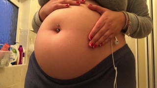 Swollen Belly Girl - Gurgles Belly gonflés