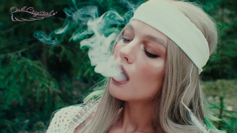 Smoky Hippie geht und masturbiert im Wald