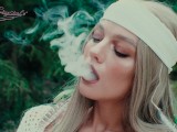 Smoky Hippie geht und masturbiert im Wald