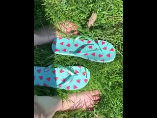 Милые ножки играют в траве