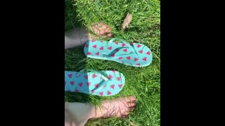Милые ножки играют в траве
