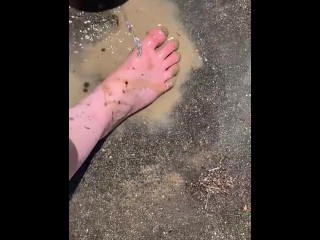 Nettoyer Mes Pieds Boueux Avec un Tuyau