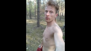 Nebojácný Mladý Motorkář Běží Nahý A Stříká V Lese