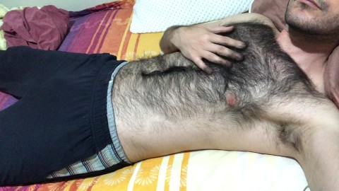 Homem muito peludo massagem suave no pau e tórax peludo toque grande protuberância