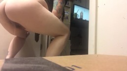 我忍不住了。我不得不在工作中撒尿。鬼鬼祟祟的公共小便
