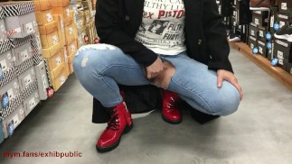 鞋店里没有内裤 Xié diàn lǐ méiyǒu nèikù