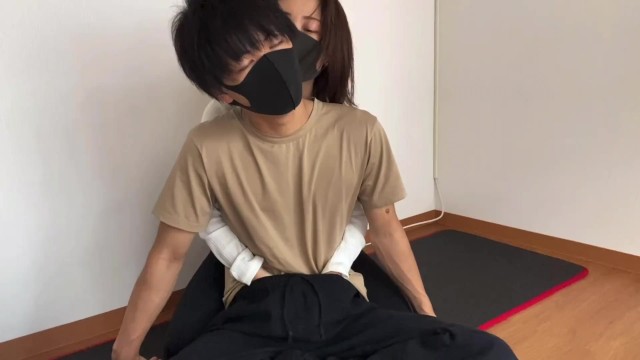 背面手コキでイケメンm男の亀頭と敏感乳首を責めたら射精しちゃいました♡ Japanese Amateur Couple Femdom Handjob Cumshot - えむゆみカップル