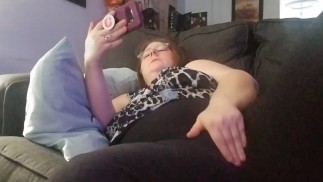 Regarder du porno sur mon téléphone et me masturber à travers mon pantalon