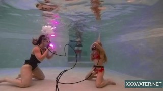 Jane e Minnie Manga nadam nuas na piscina